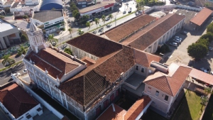 Restauração do telhado da Cúria Diocesana preserva patrimônio histórico de Piracicaba